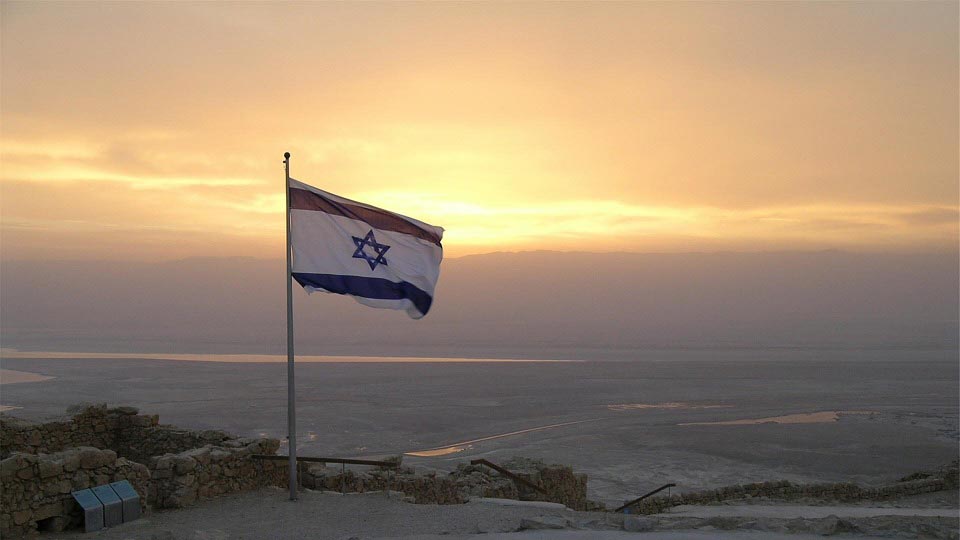 דגל ישראל עם רקע ברקע